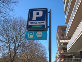 Amplias zonas reservadas para abonados con plaza fija.